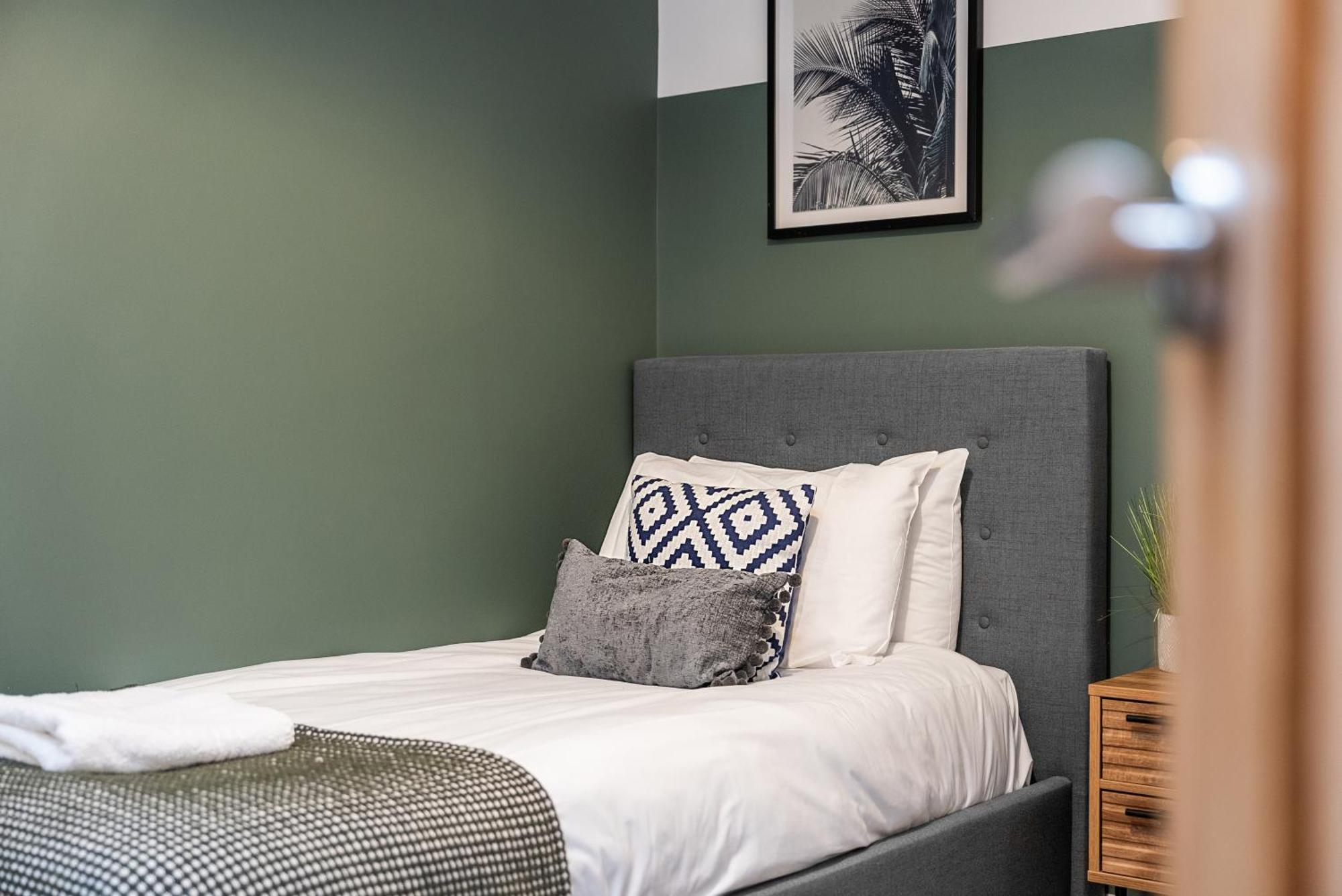 Glevum Lodge - 2 Bedroom Town Centre Apartment Cirencester Esterno foto