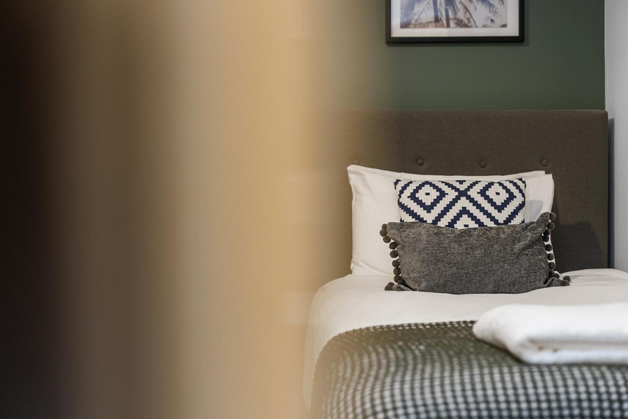 Glevum Lodge - 2 Bedroom Town Centre Apartment Cirencester Esterno foto